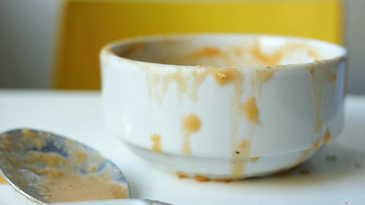 un tazón vacío de sopa