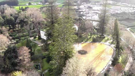 Encantadora-Casa-Rodeada-De-árboles-Y-Un-Estanque