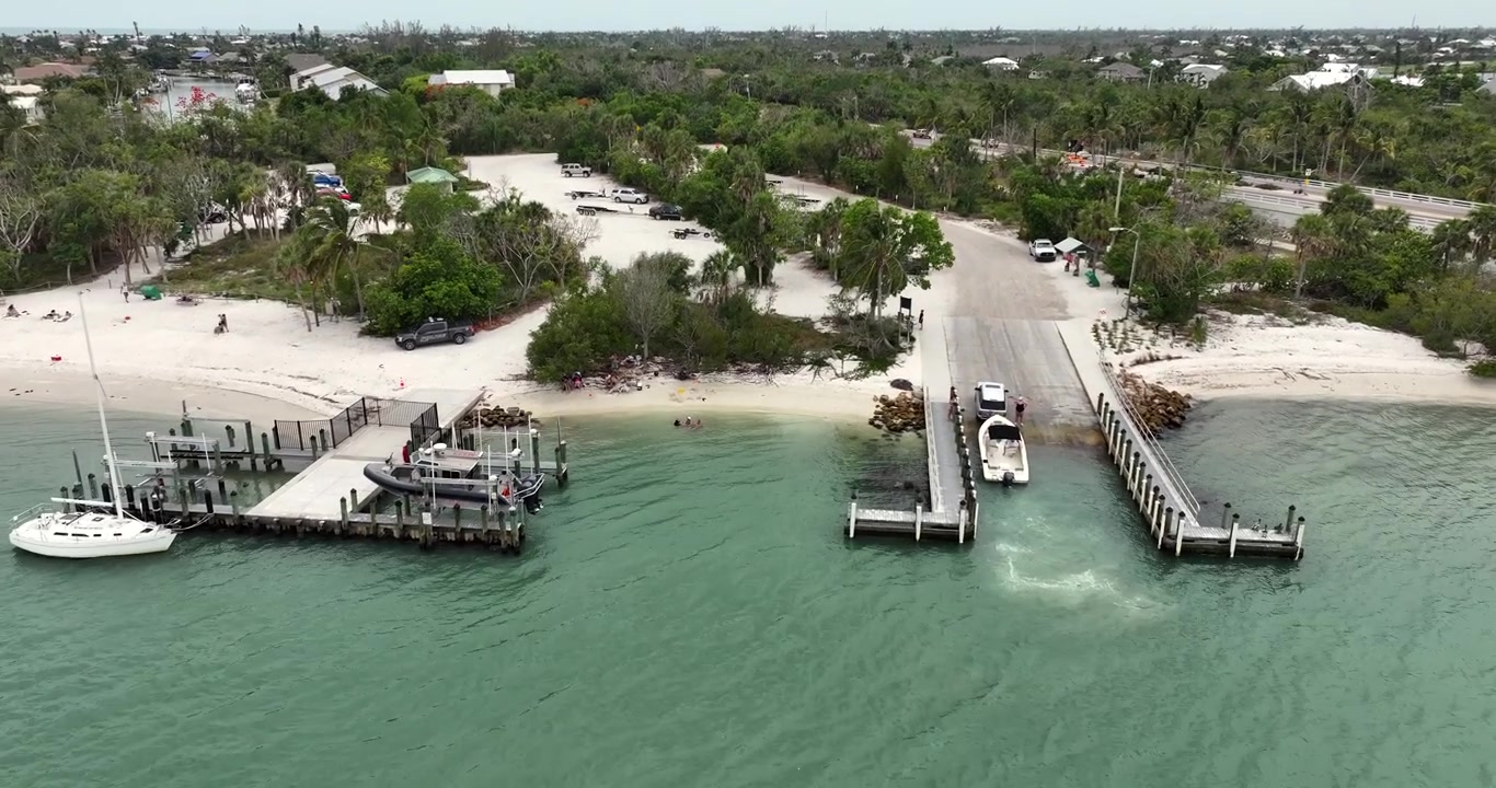 Vista drone della rampa per barche di Sanibel in Florida.