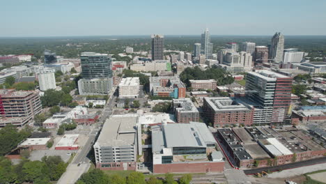 toma de drones del centro de raleigh carolina del norte en un día soleado en el verano