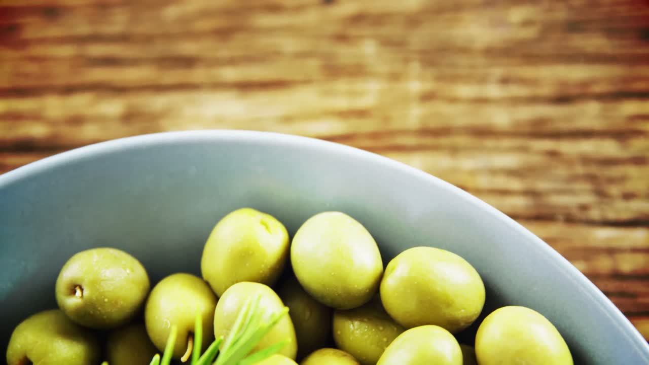 그 ⁇  에 신선 한 초록색 올리브 와 로즈마린