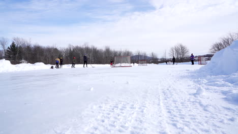 Gente-Jugando-Al-Hockey-Sobre-Hielo-Al-Aire-Libre