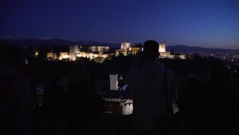 Silhouette-of-tourists-taking-photos-of-the-Alhambra-after-the-sunset