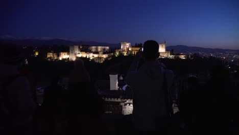 Silhouette-Von-Touristen,-Die-Nach-Sonnenuntergang-Fotos-Von-Der-Alhambra-Machen