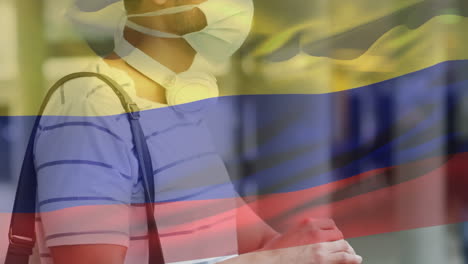 animación de la bandera de colombia ondeando sobre un hombre que usa una máscara facial durante la pandemia de covid-19