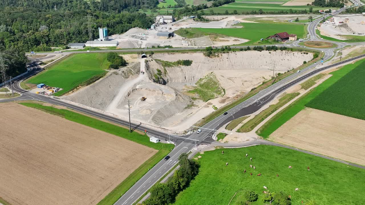 en la foto aérea se puede ver la construcción de la carretera con un gran pozo de grava