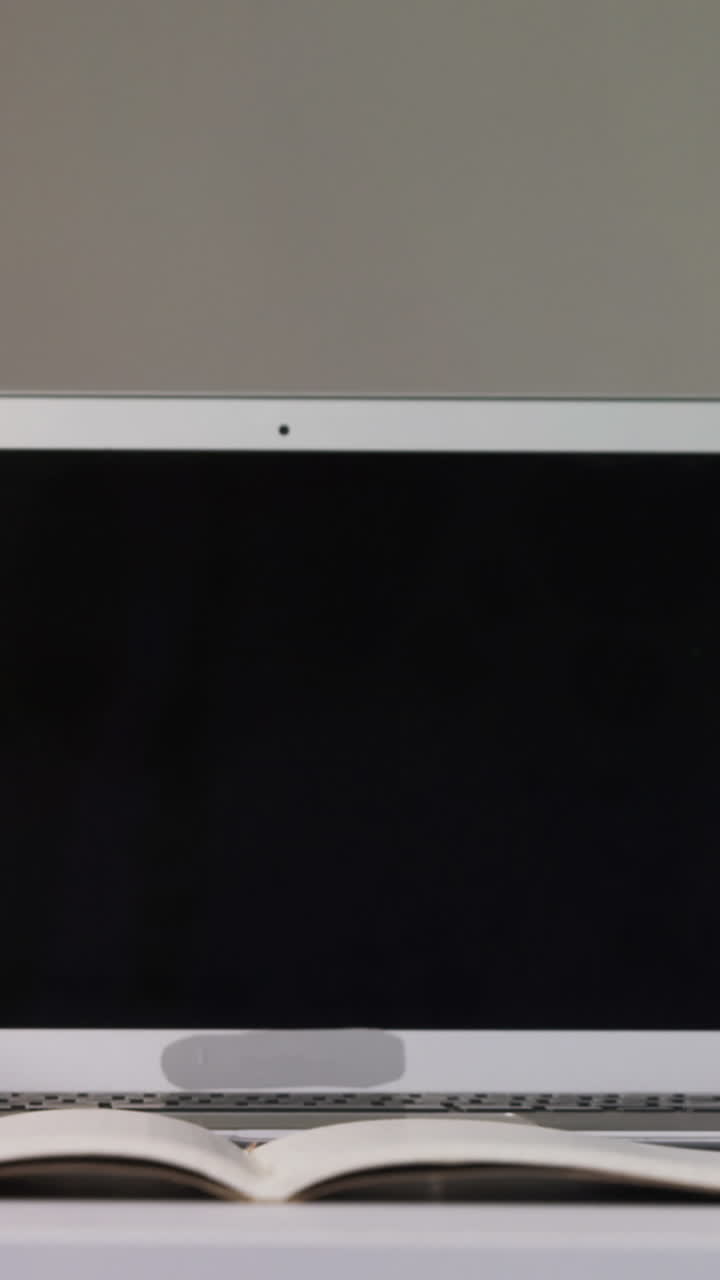 노트북, 열린 책, 커피 한 잔