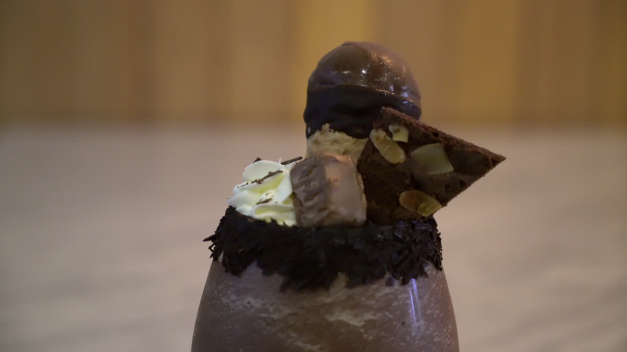 шоколадный молочный коктейль со льдом и шоколадным топпингом