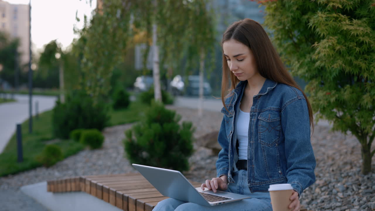 mujer trabajando en una computadora portátil en un parque