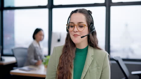 consultoría, videollamada y mujer hablando en la oficina