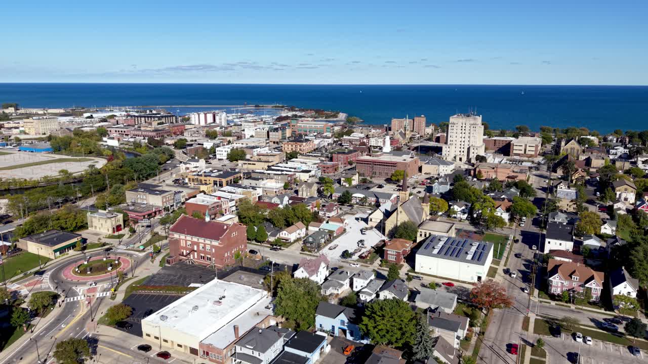 Аэросъемка: вид поднимается, открывая город Расин, штат Висконсин