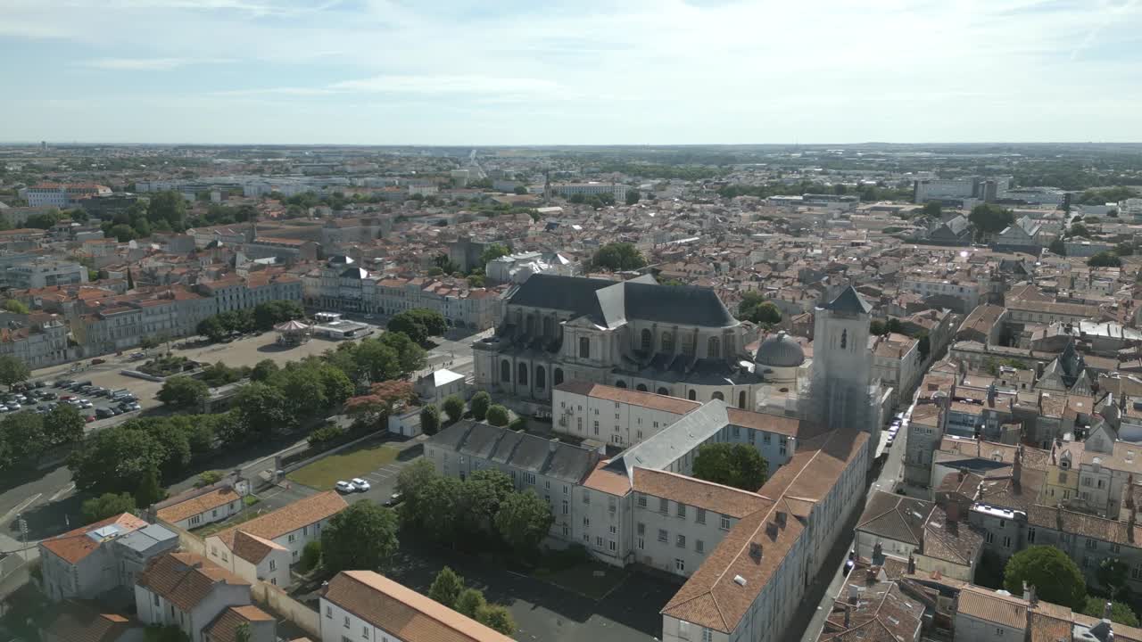 paisaje urbano y iglesia de la rochelle con cielo para el espacio de copia, francia