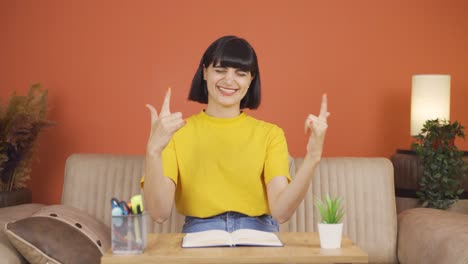 Mujer-Haciendo-Signos-De-Rockero-Y-Bailando.