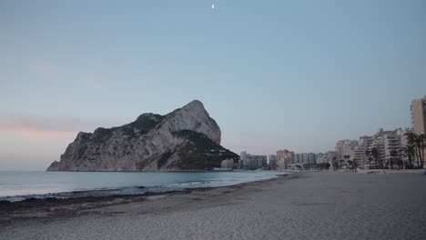 amanecer en la playa de calpe, españa