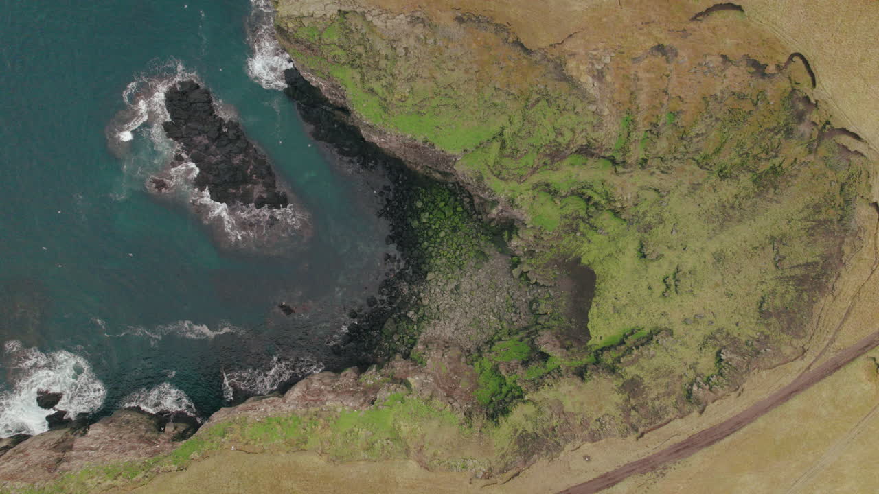 empuje aéreo hacia la cueva del acantilado de la isla grimsey