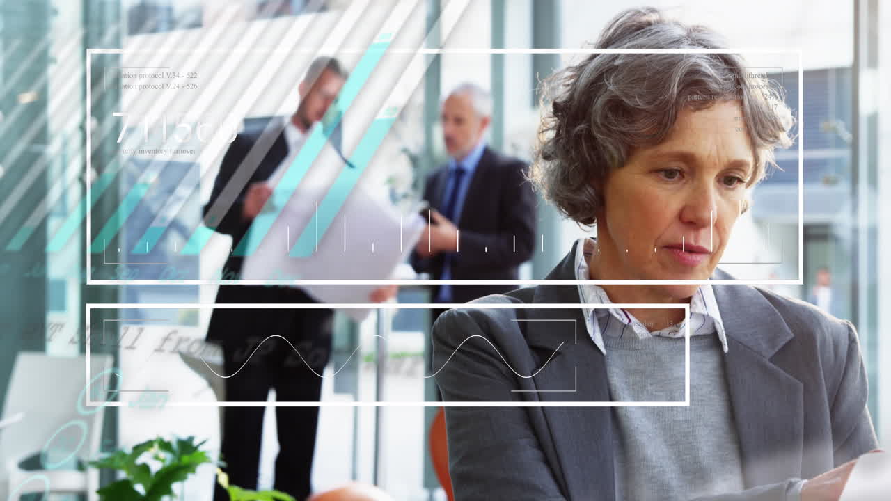 анимация графиков, загрузка кругов, изменение чисел, глобус, кавказская женщина, работающая на ноутбуке