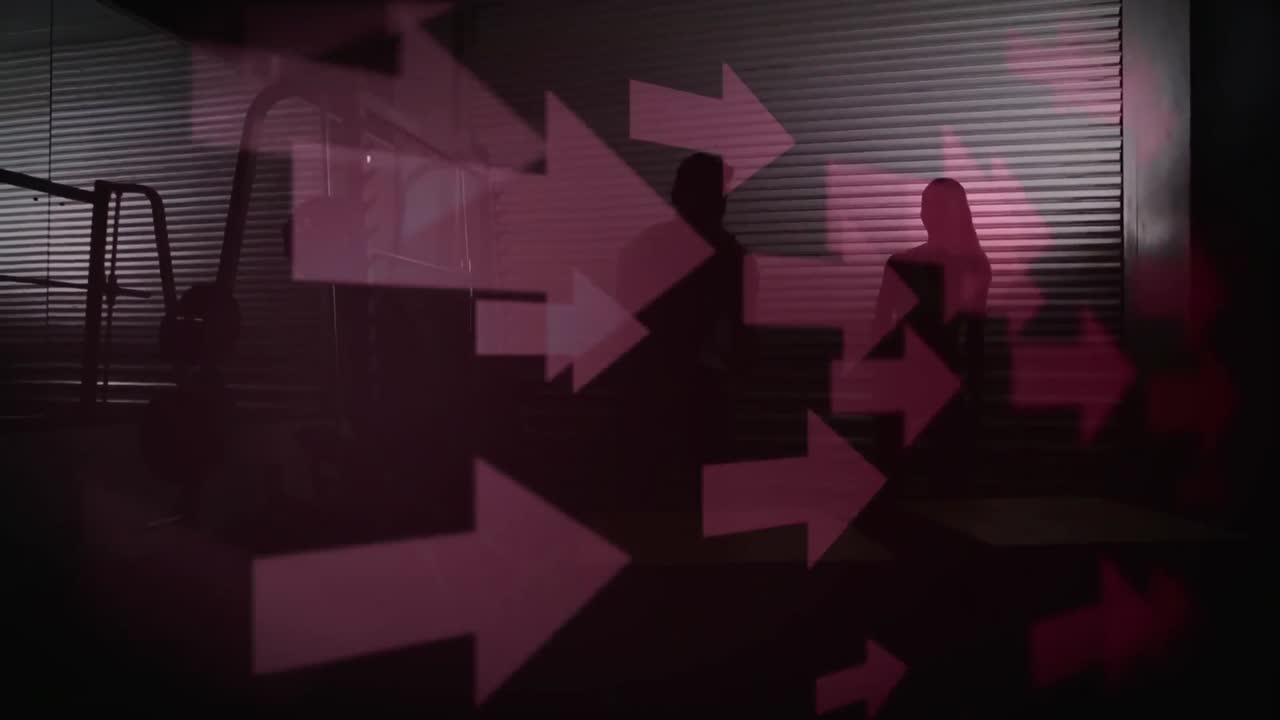 un hombre y una mujer entrenando en el gimnasio