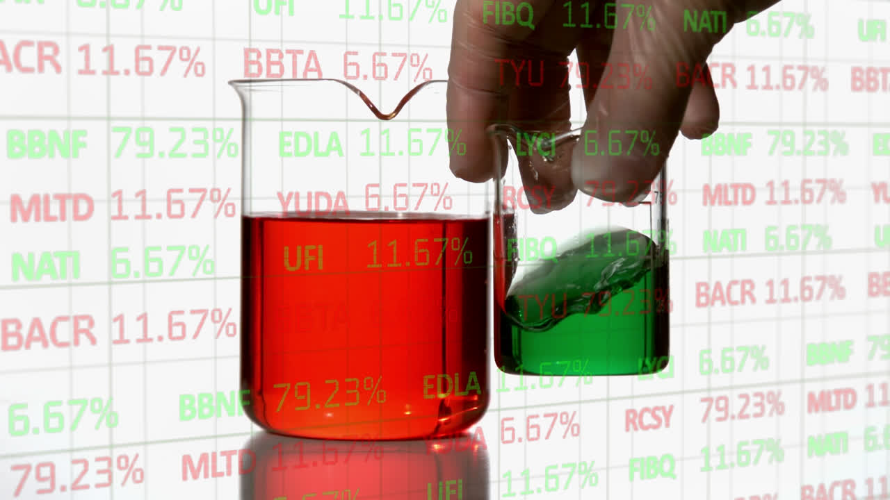 Animazione di elaborazione dati finanziari sulla mano di un tecnico di laboratorio che mescola un liquido in una vetreria.