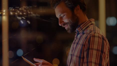 animación de un hombre de negocios caucásico usando un teléfono inteligente sobre procesamiento de datos y paisaje urbano