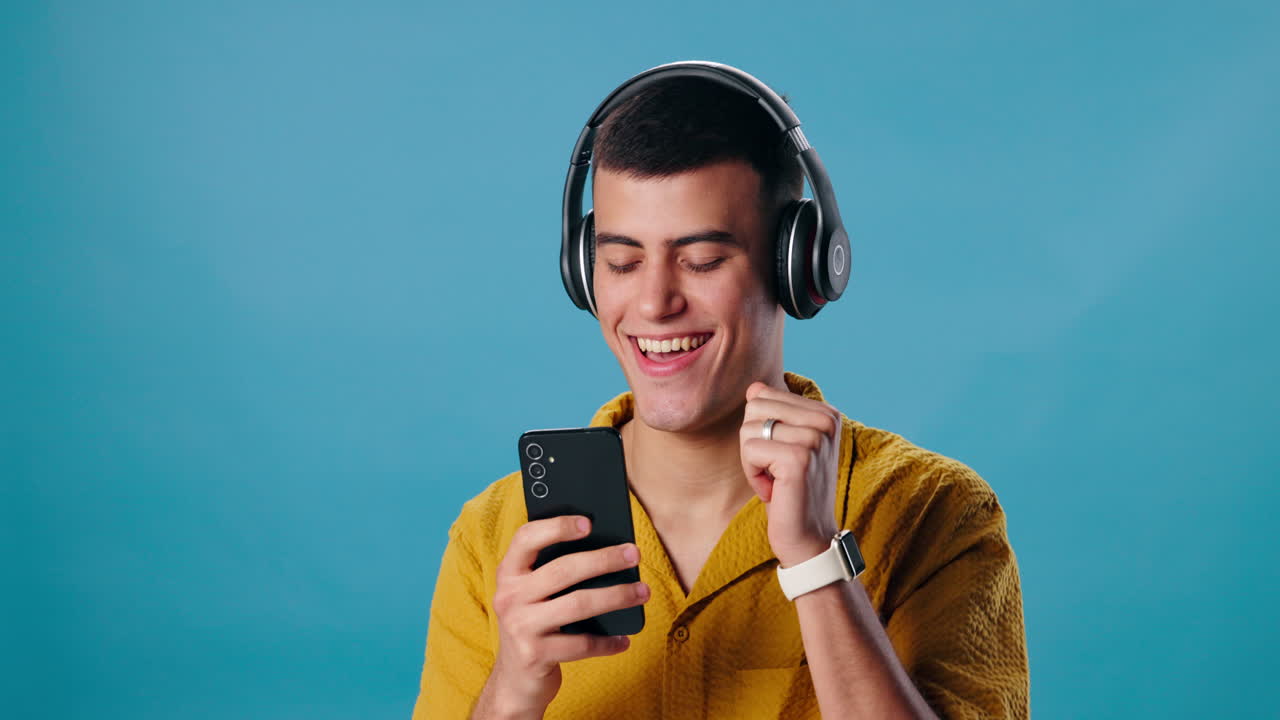 Uomo che ascolta musica con le cuffie e il telefono