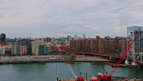 Empuje-Lento-Sobre-El-Río,-Barcos,-Grúas,-Hacia-La-Autopista-En-La-Ciudad-De-Nueva-York,-Día,-Dron-4k