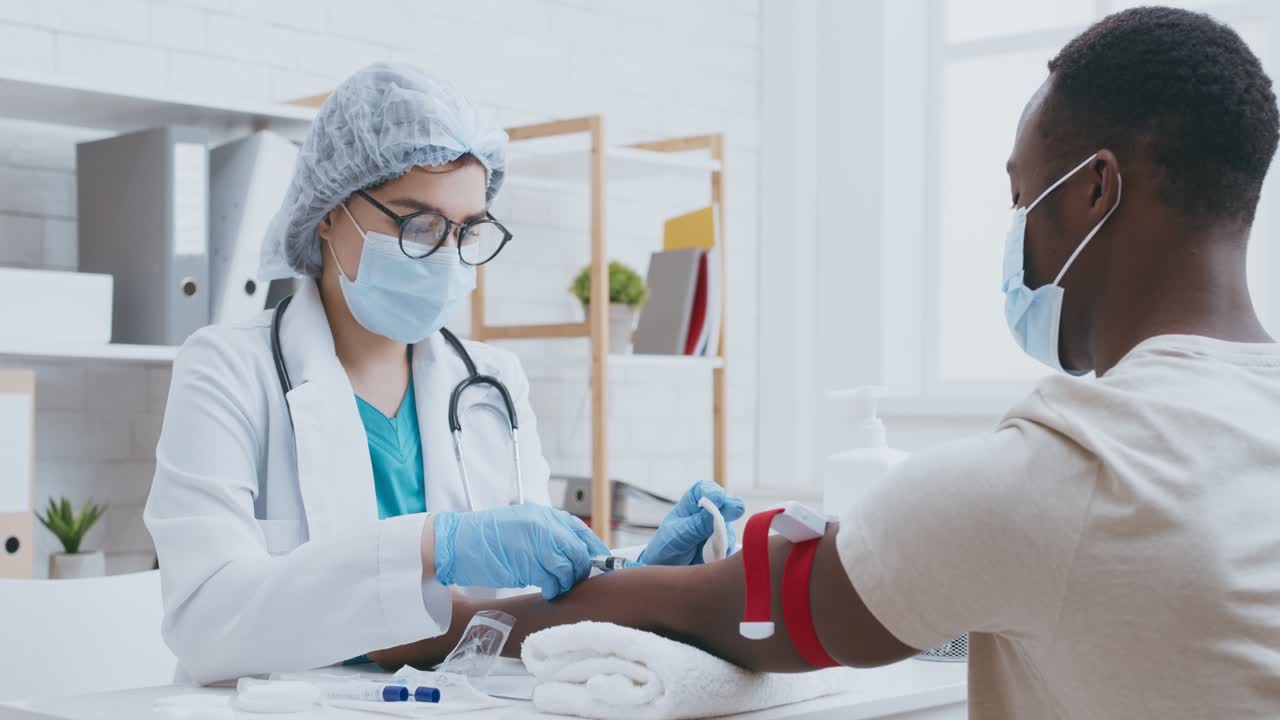 médico que realiza una extracción de sangre en el paciente