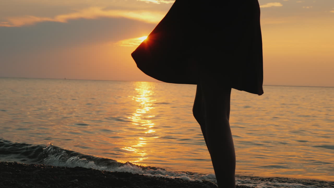 감정적인 여자는 드레스를 입고 회전하는 여름날에 기뻐한다