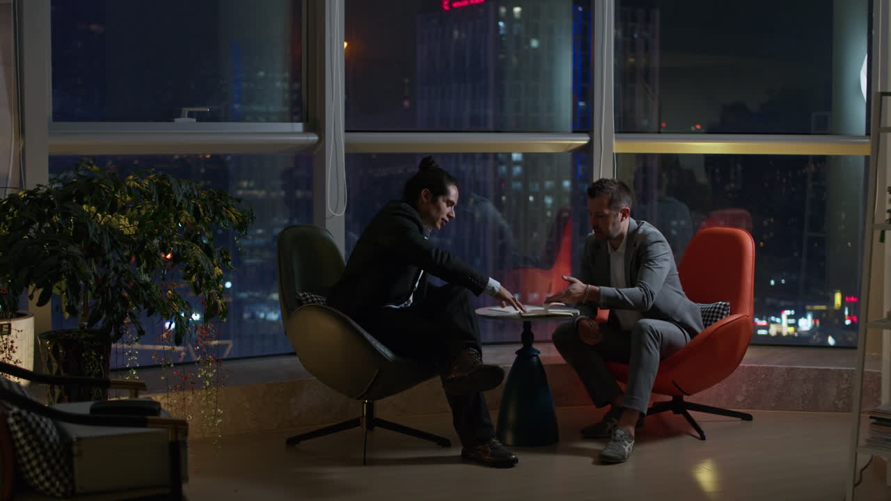 reunión de negocios por la noche