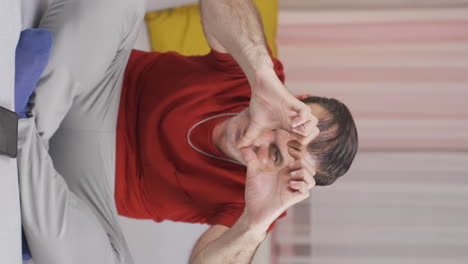 video vertical del hombre haciendo el símbolo del corazón para la cámara.