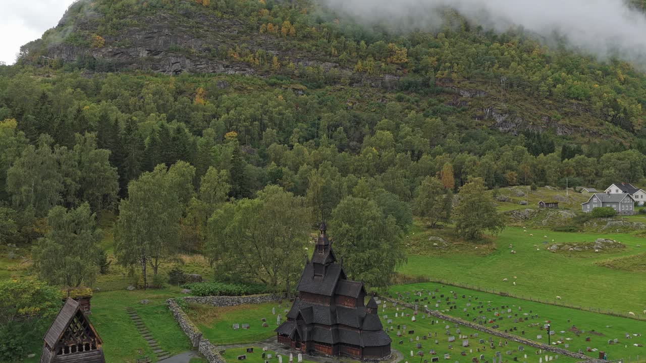 Malerische Luftperspektive der Stabkirche Borgund und ihrer klassischen nordischen Holzarbeiten, Norwegen