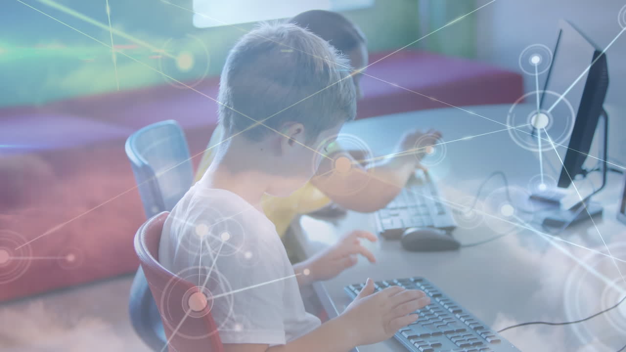 교실에서 컴퓨터를 사용하는 다양한 학교 학생들에 대한 연결 네트워크의 활성화