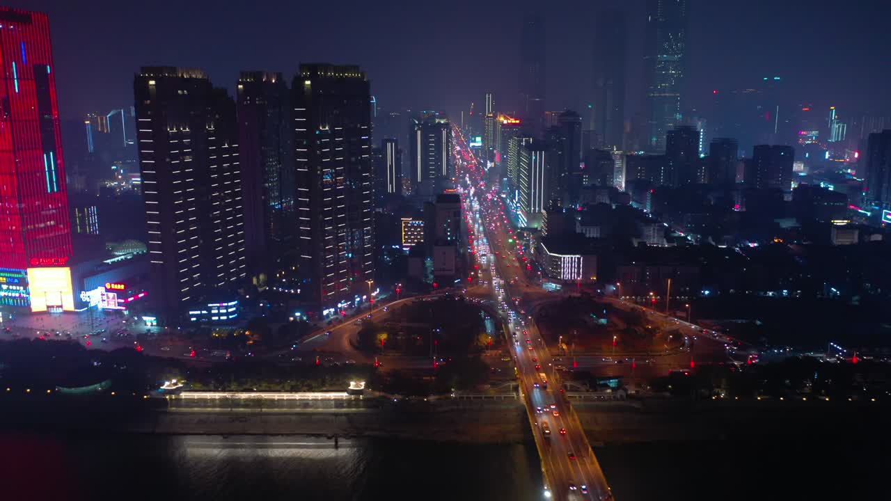 iluminación nocturna ciudad de changsha centro del río tráfico puente calle carretera panorama aéreo 4k china