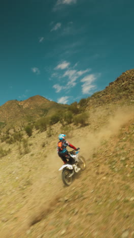 las laderas de montaña se convierten en un desafío pista de carreras fpv drone. competidores profesionales de motocross aceleran bicicletas compitiendo por el liderazgo en el concurso de alta altitud