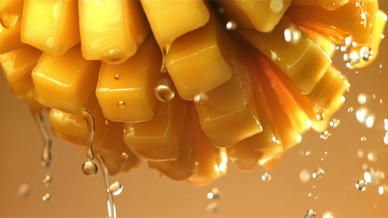 Cubetti di mango fresco con acqua che schizza al rallentatore