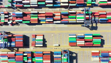 Containerschiff-Im-Export--Und-Importgeschäft-Und-Logistiklieferung