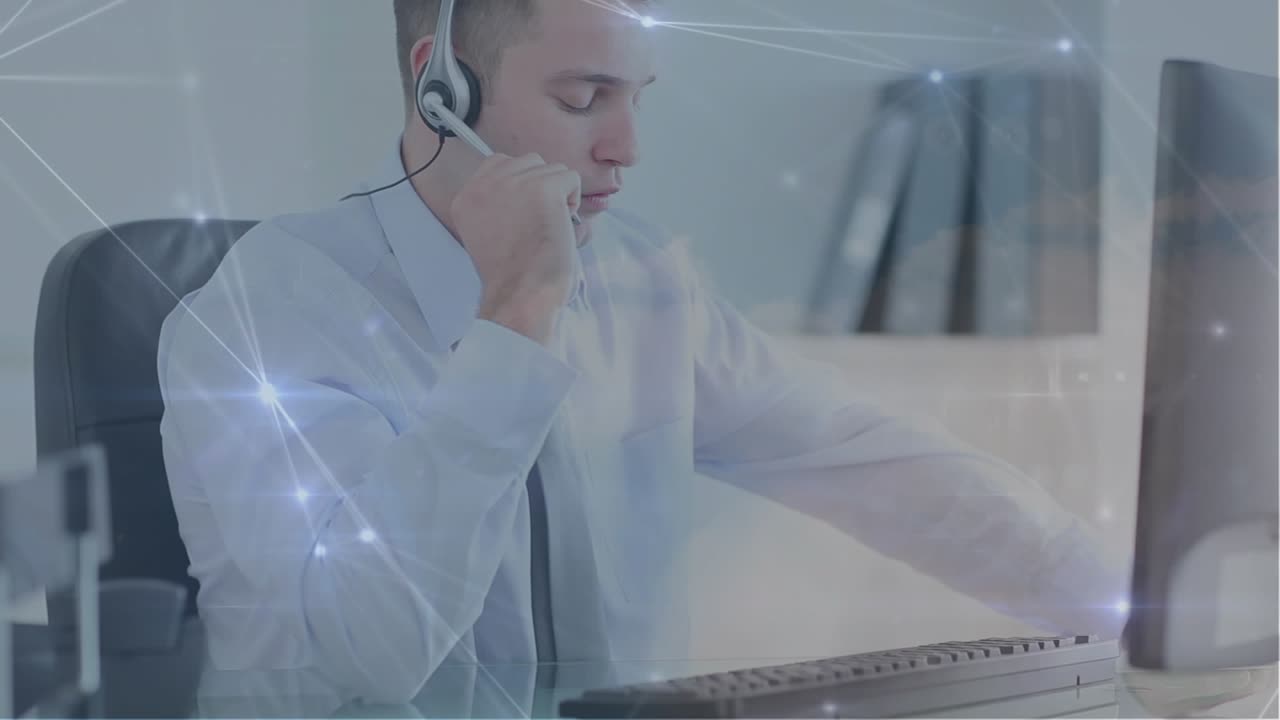 Un uomo parla con un auricolare in un ufficio