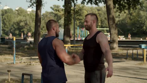 atletas positivos dando el alto cinco después del entrenamiento