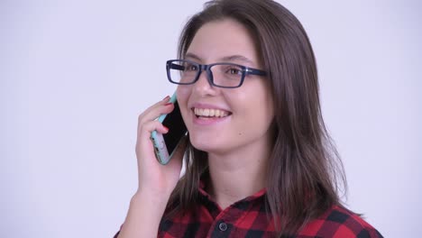 feliz joven hermosa mujer hipster con teléfono