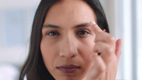 mujer comprobando su cara y cabello en un espejo