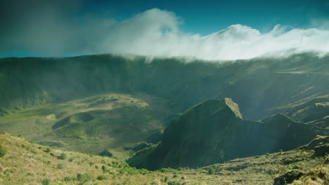 panorámica cinematográfica de izquierda a derecha del volcán caldeira en faial, las azores