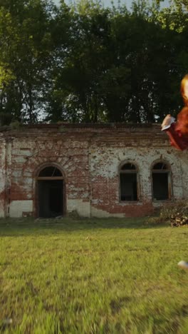edificio de ladrillo abandonado en un parque