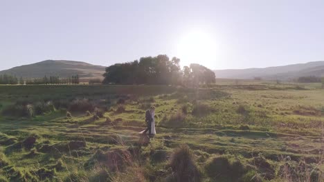 pareja caminando hacia el atardecer