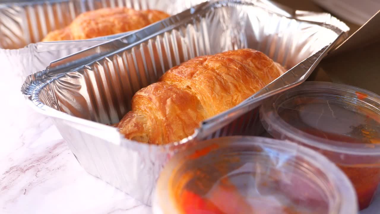 croissant y salsa para llevar