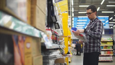 hombre comprando en un supermercado