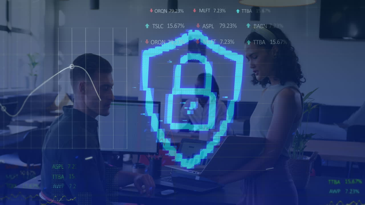 animación del candado de seguridad y procesamiento de datos sobre diversas personas de negocios en la oficina