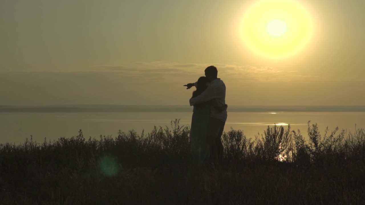 влюбленная пара на рассвете над озером