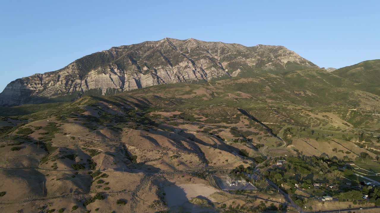 vuelo espectacular sobre el paisaje árido y seco del campo marrón con vistas a la cresta de wasatch de la montaña irregular, utah, enfoque aéreo