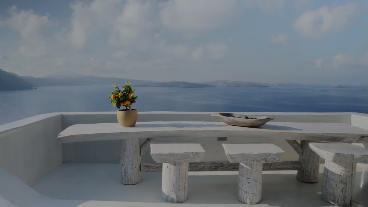 una terraza de una villa de vacaciones con vistas al impresionante paisaje marino de santorini