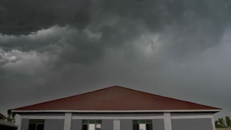 Lapso-De-Tiempo-De-Una-Tormenta-Oscura-Y-Amenazante-Rodando-En-El-Cielo-Sobre-Un-Solo-Edificio