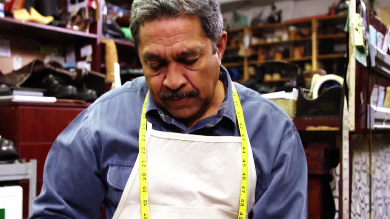 zapatero reparando un zapato